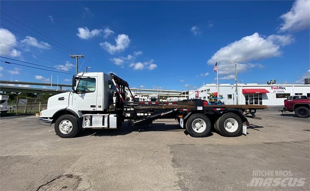 Volvo VHD64 Camiões caixa desmontável com elevador de cabo