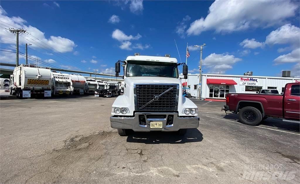 Volvo VHD64 Camiões caixa desmontável com elevador de cabo