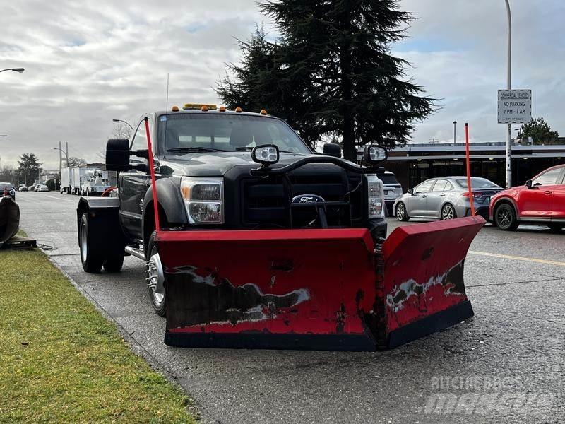 Ford F-550 Lâminas de neve e arados