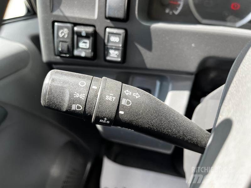 Isuzu NQR Carrinhas de caixa fechada