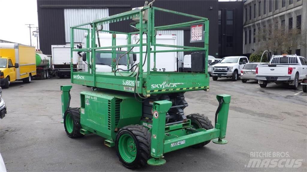 SkyJack SJ6826RT Elevadores de tesoura