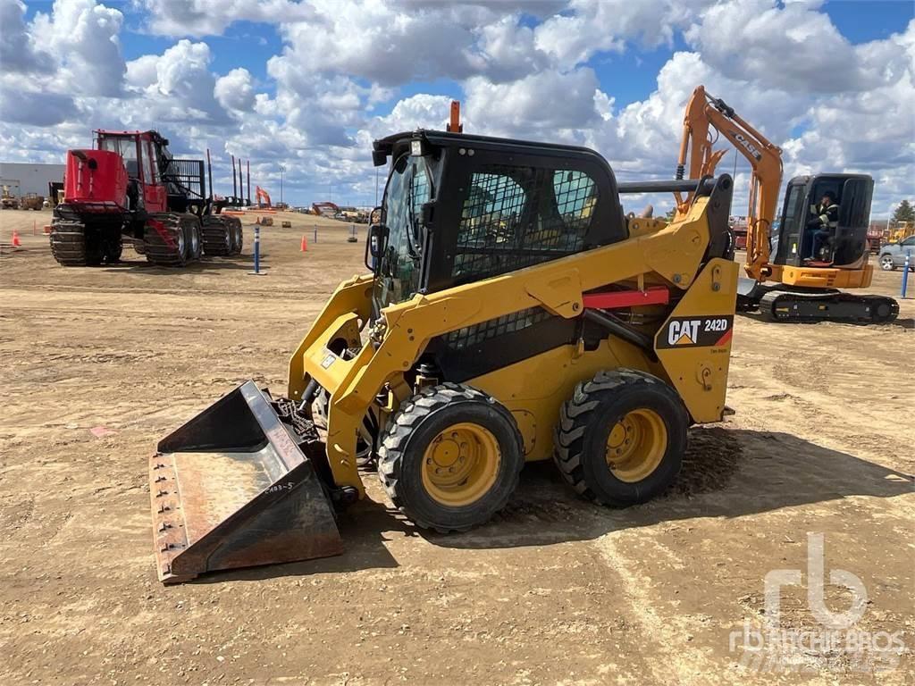 CAT 242D Minicarregadeiras