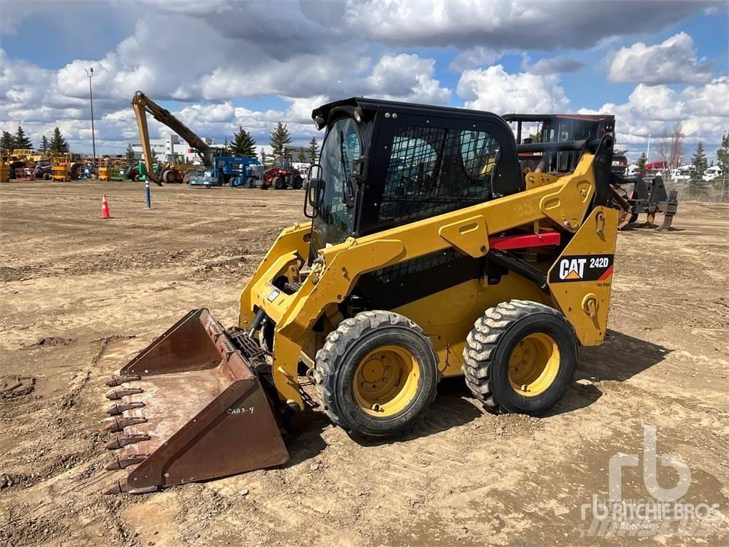 CAT 242D Minicarregadeiras
