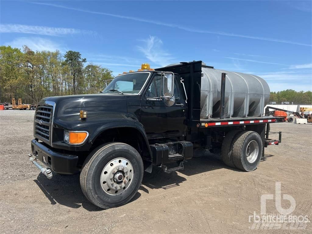 Ford F800 Auto-tanques