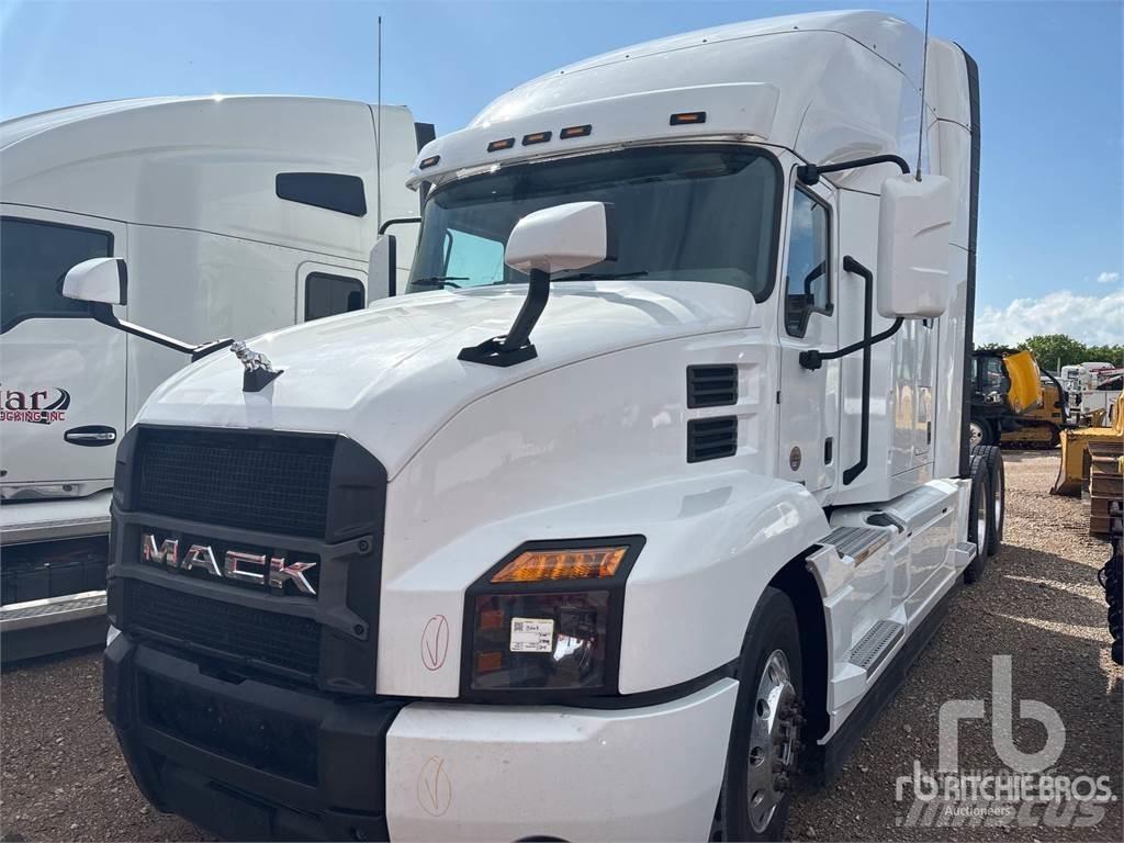 Mack AN64T Cavalos Mecânicos