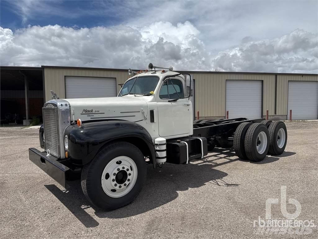 Mack B753S Camiões de chassis e cabine