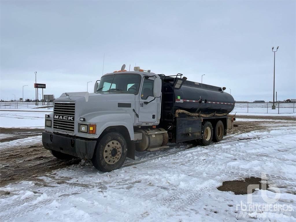 Mack CHN613 Auto-tanques