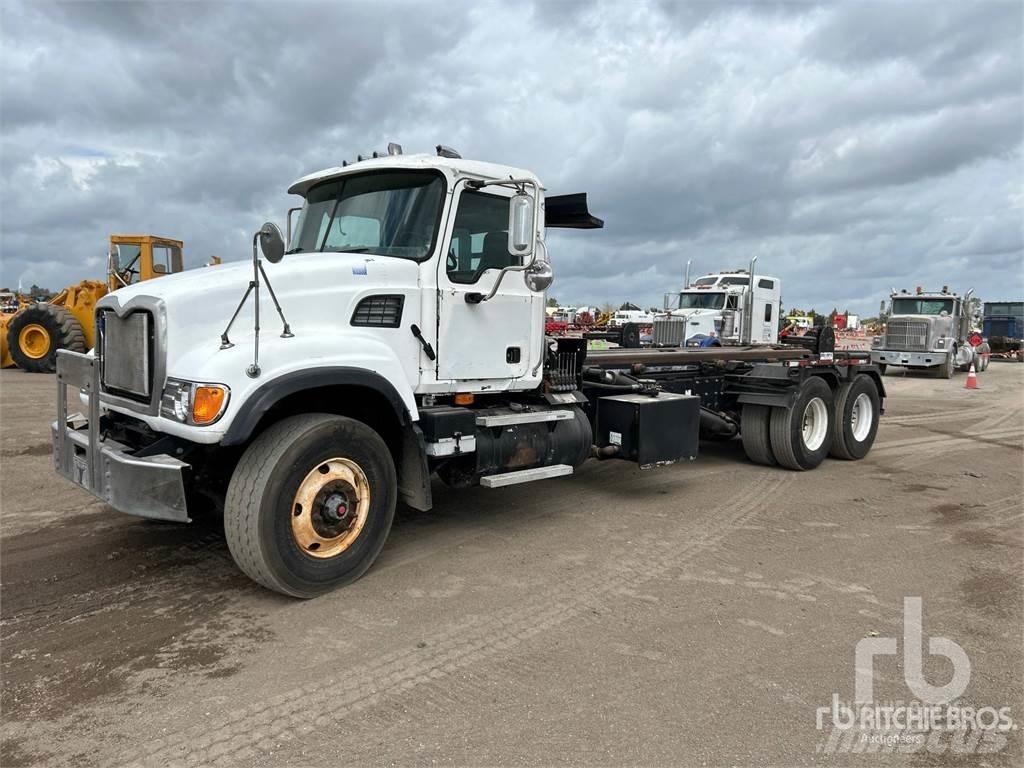 Mack CV713 Camiões caixa desmontável com elevador de cabo