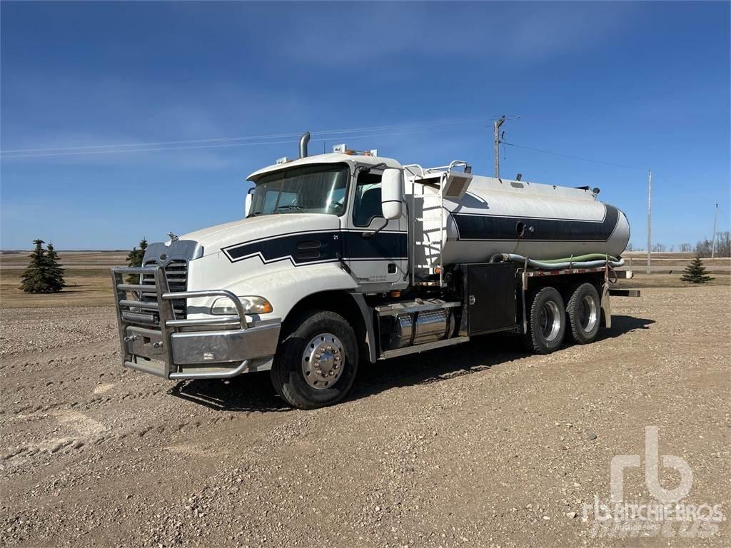 Mack CX613 Auto-tanques