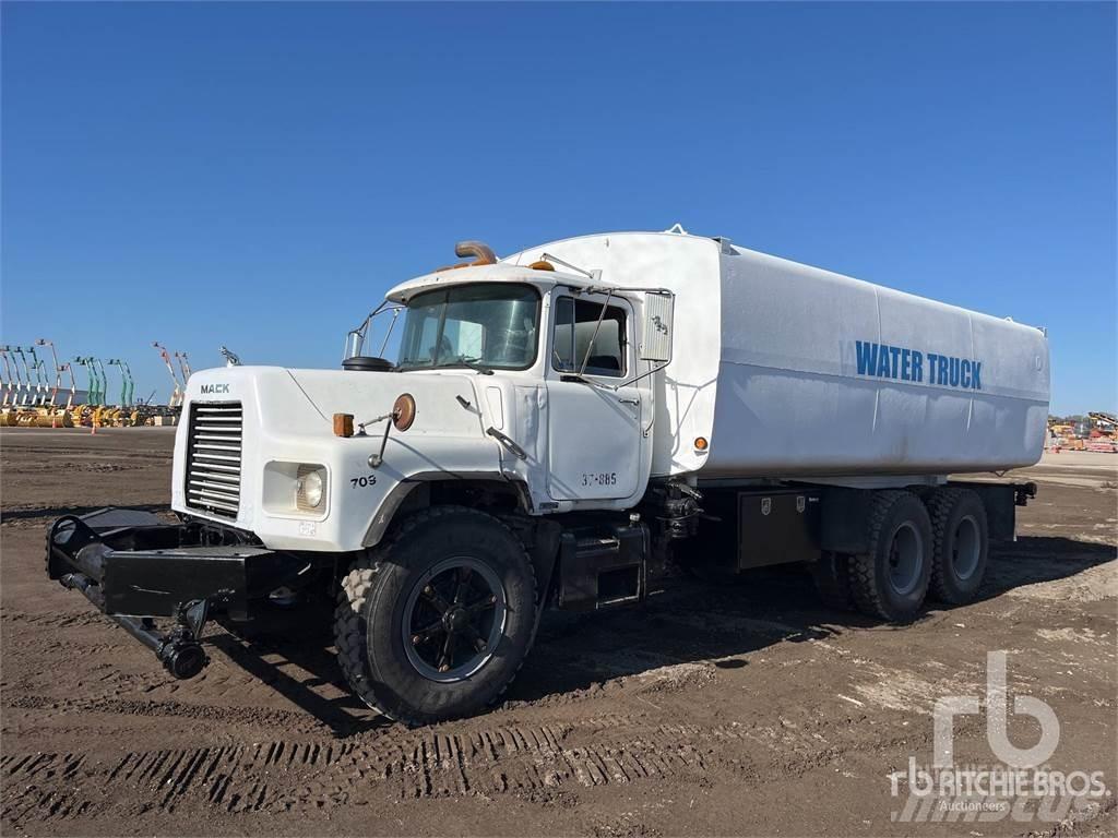 Mack DM Auto-tanques