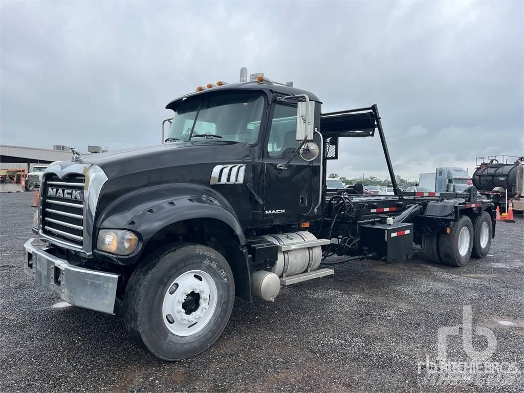 Mack GU713 Camiões caixa desmontável com elevador de cabo