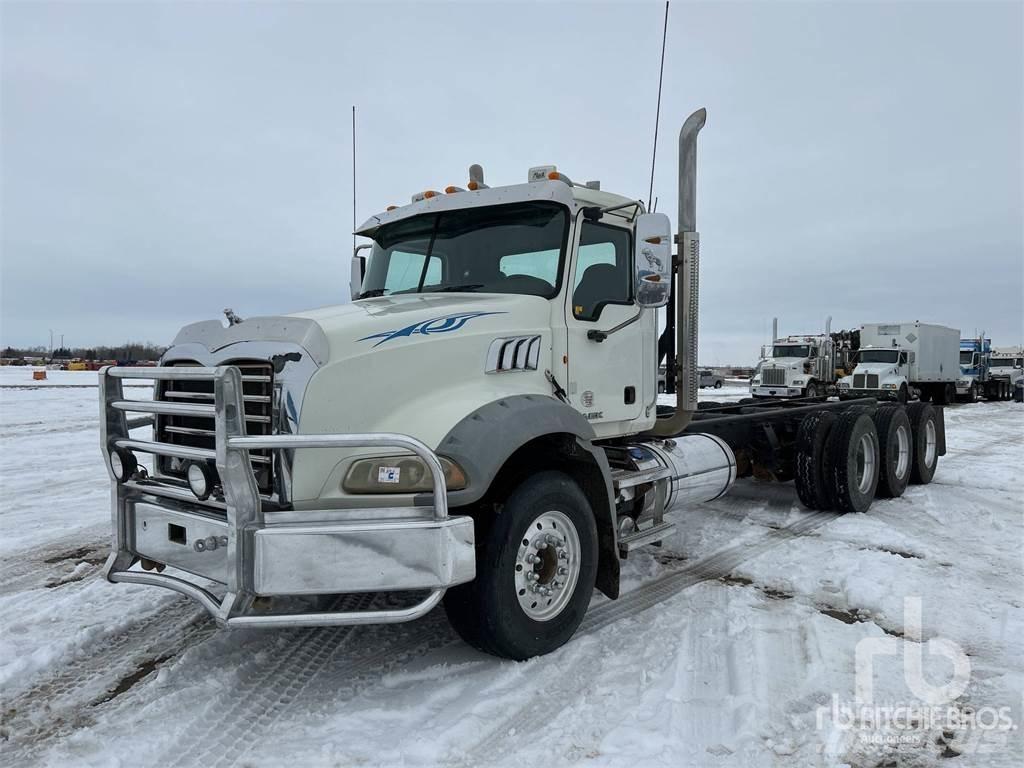 Mack GU814 Camiões de chassis e cabine