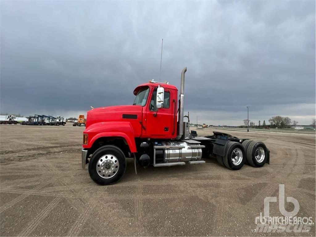 Mack PINNACLE Cavalos Mecânicos