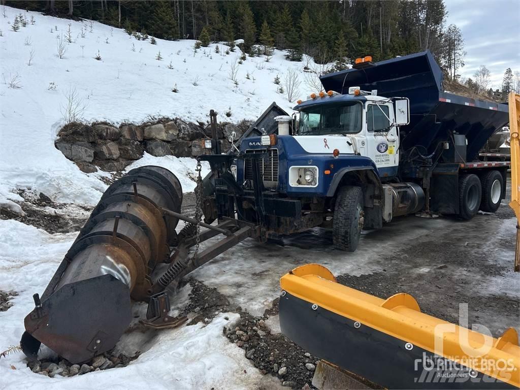 Mack RB688S Lâminas de neve e arados