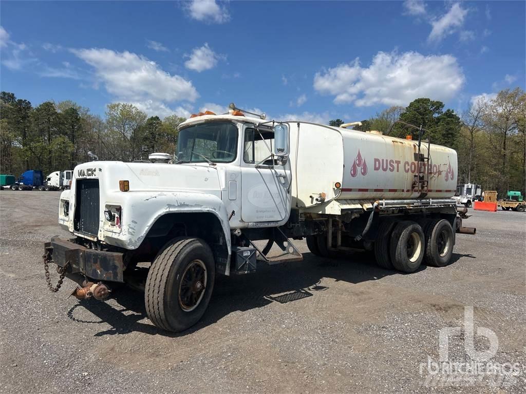 Mack RD685S Auto-tanques