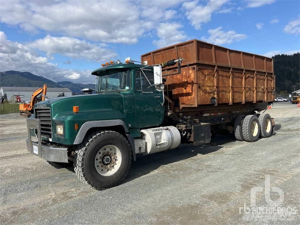 Mack RD688S Camiões caixa desmontável com elevador de cabo