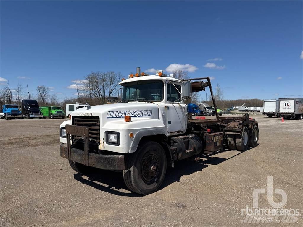 Mack RD688S Camiões caixa desmontável com elevador de cabo