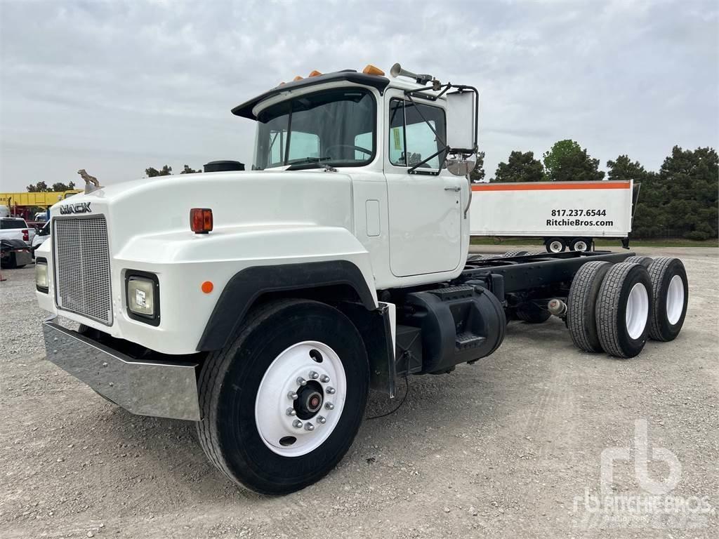 Mack RD690S Camiões de chassis e cabine