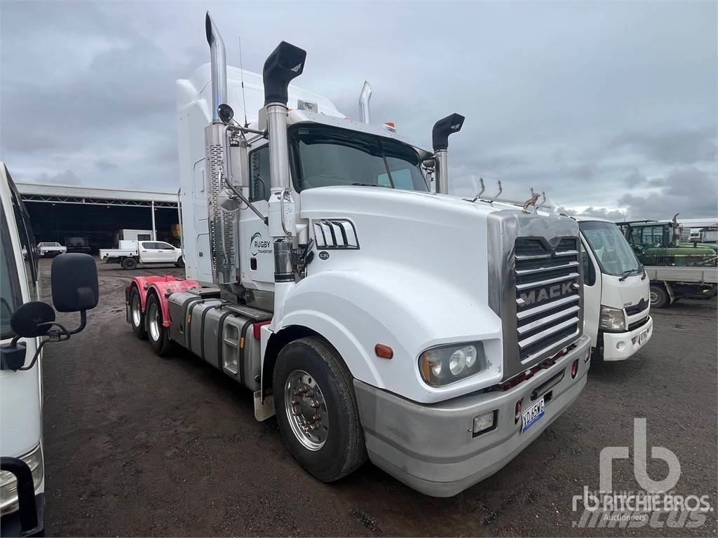 Mack TRIDENT Cavalos Mecânicos