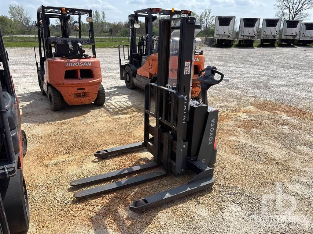 Toyota 8BWS13 Racks para paletes