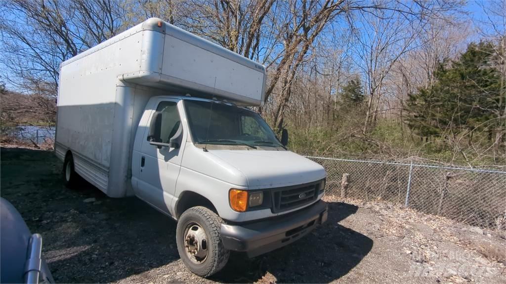 Ford E450 Caminhões de caixa fechada