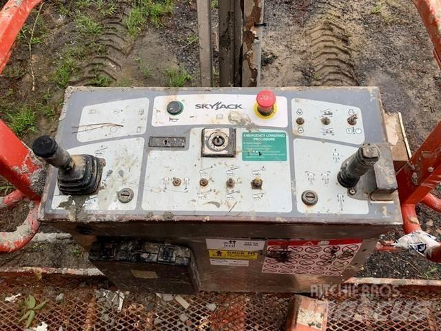 SkyJack SJ66T Plataformas de braço compactas auto-propulsão