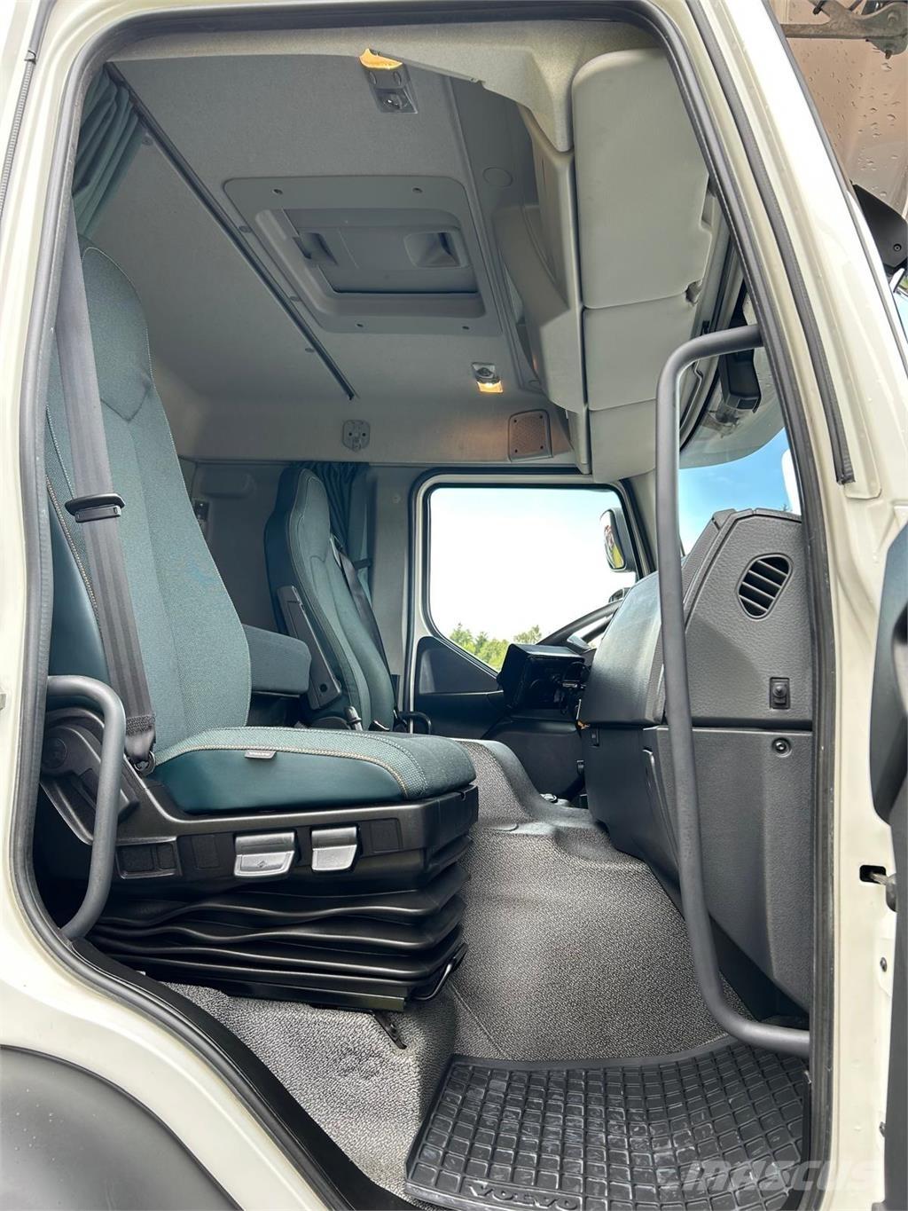 Volvo FE 320 18 ton Caminhões de caixa fechada