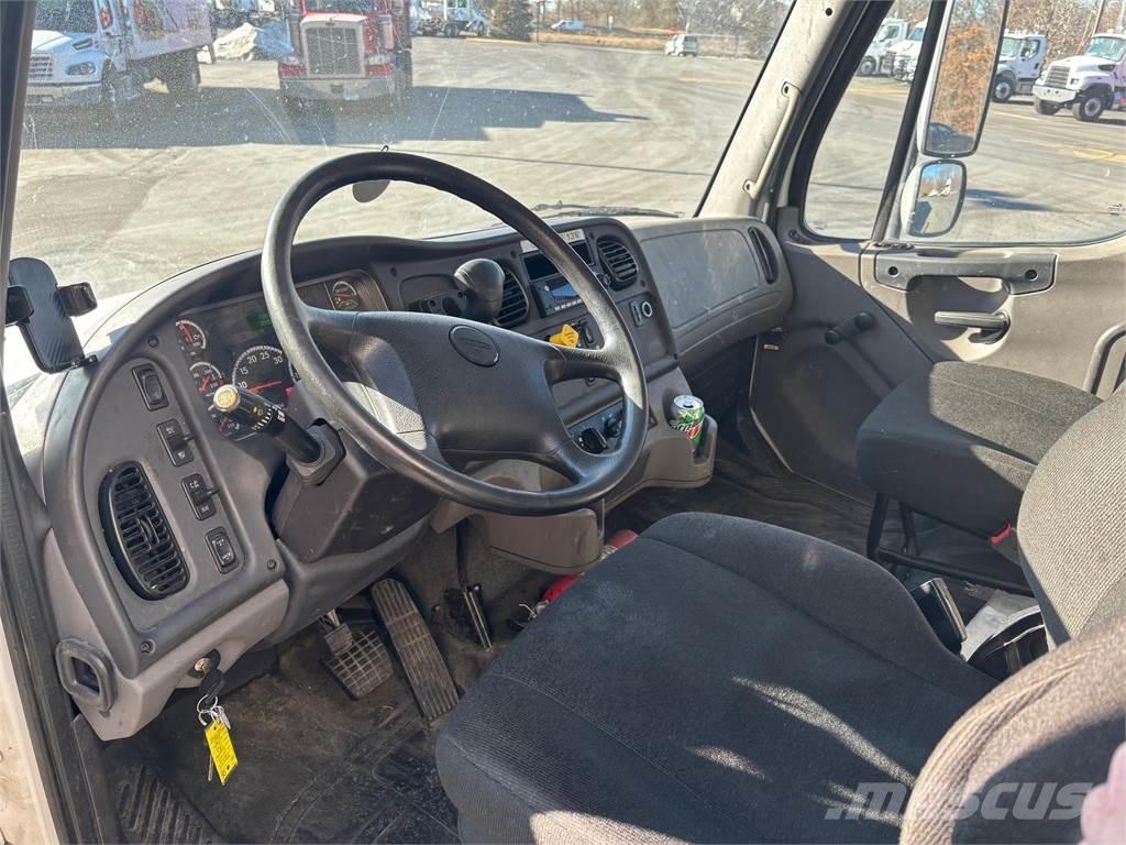 Freightliner M2 106 Caminhões de caixa fechada