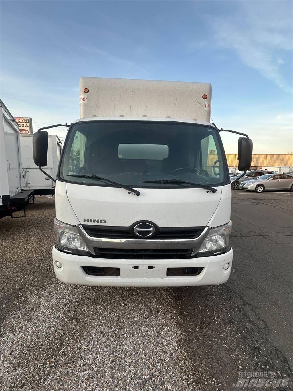 Hino 155 Caminhões de caixa fechada
