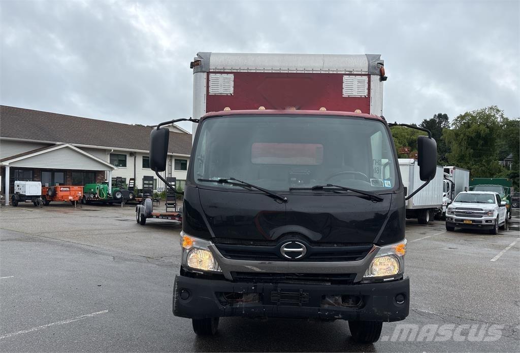 Hino 195 Caminhões de caixa fechada