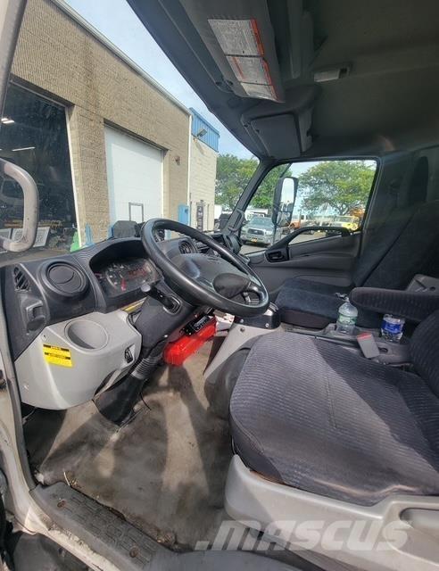 Hino 195 Caminhões de caixa fechada