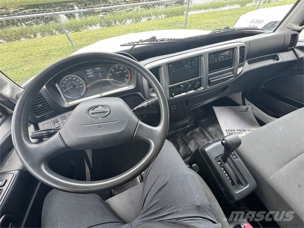 Hino 268 Caminhões de caixa fechada