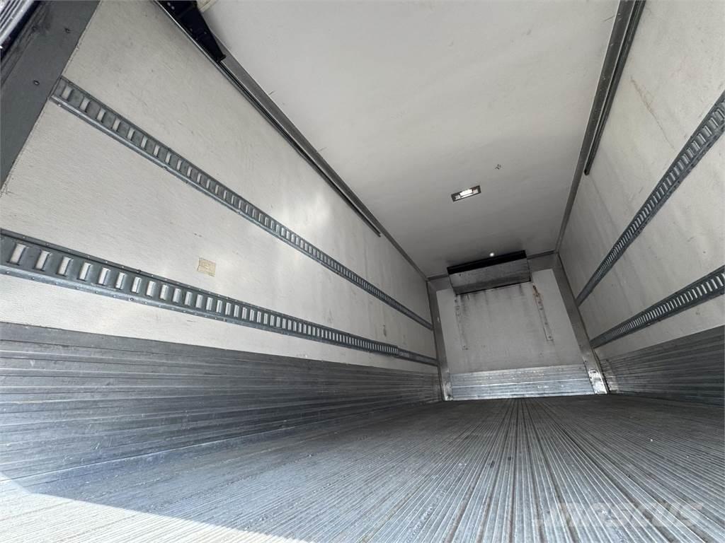 Hino 268 Caminhões de caixa fechada