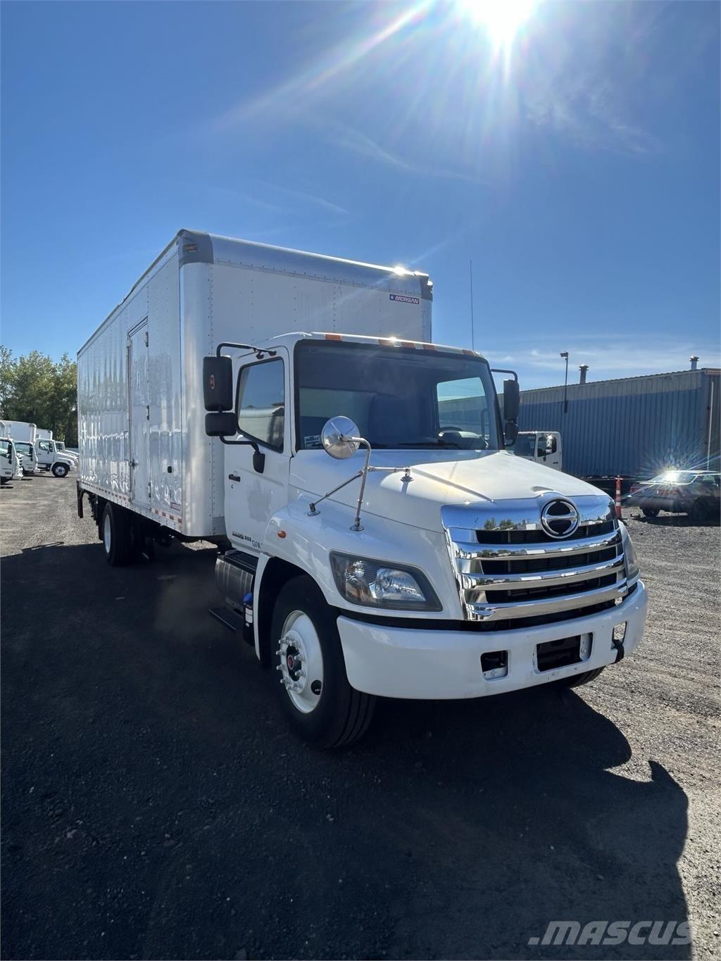 Hino 268A Caminhões de caixa fechada