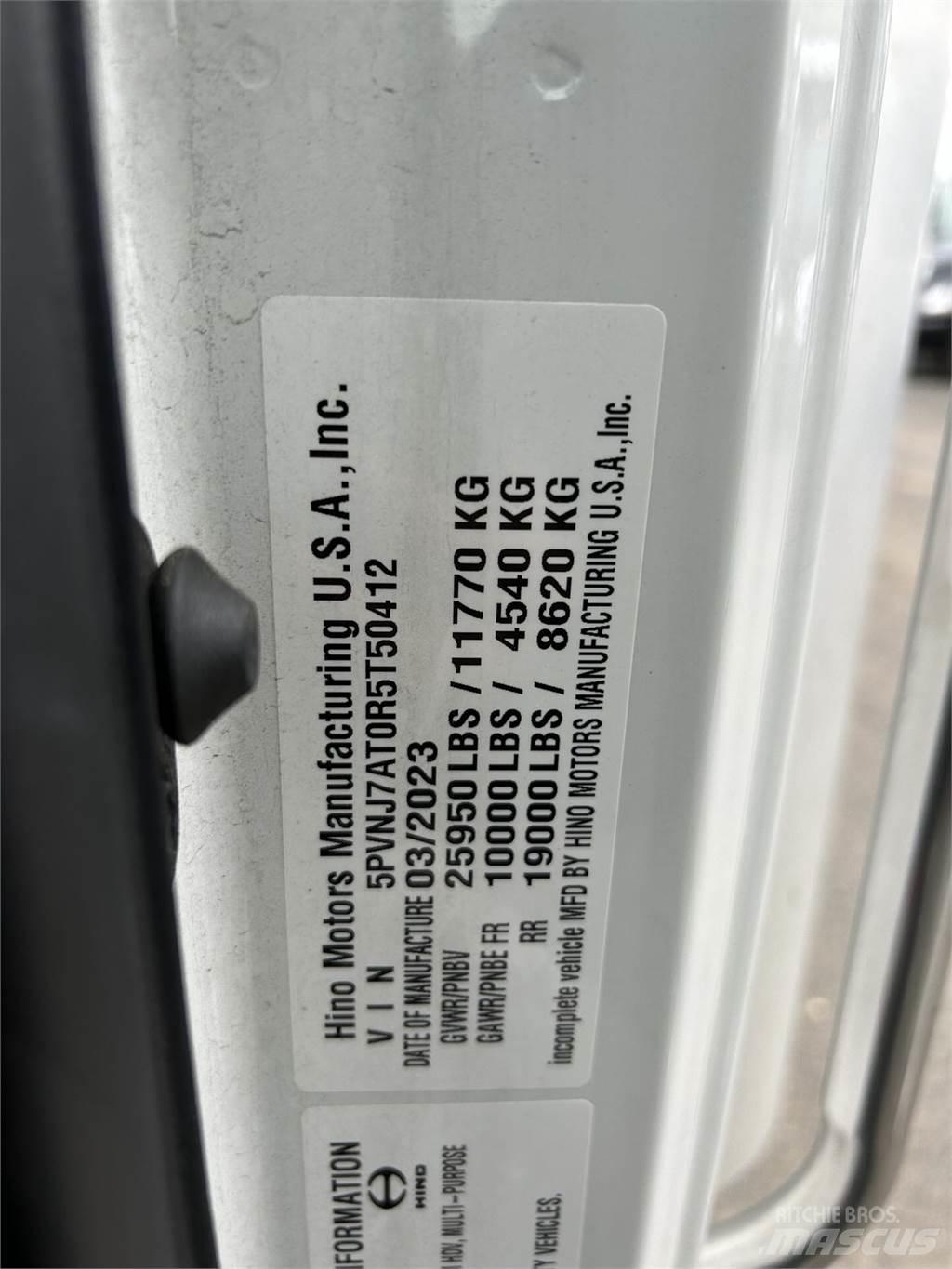 Hino L6 Caminhões de caixa fechada