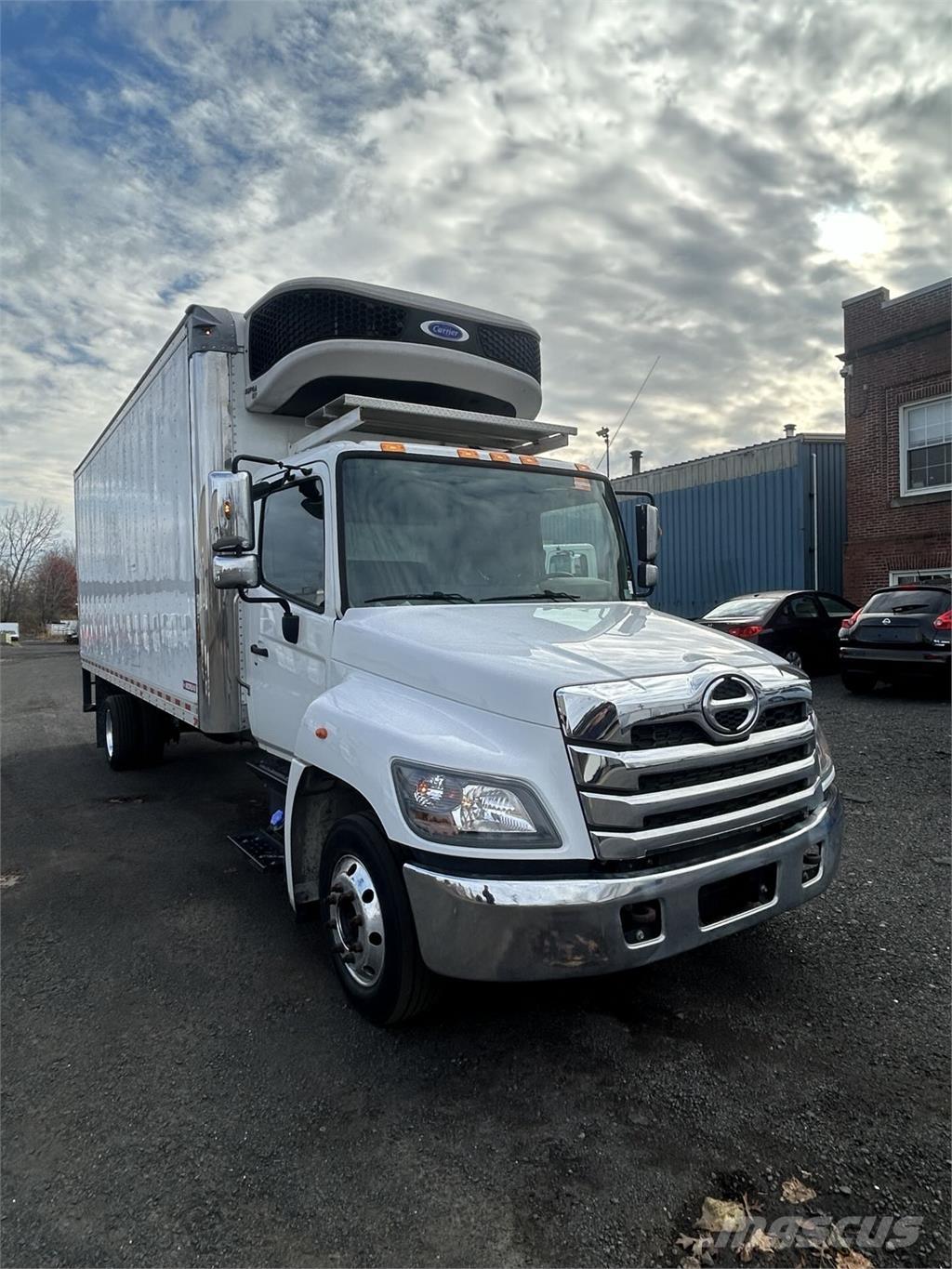 Hino L6 Caminhões de caixa fechada