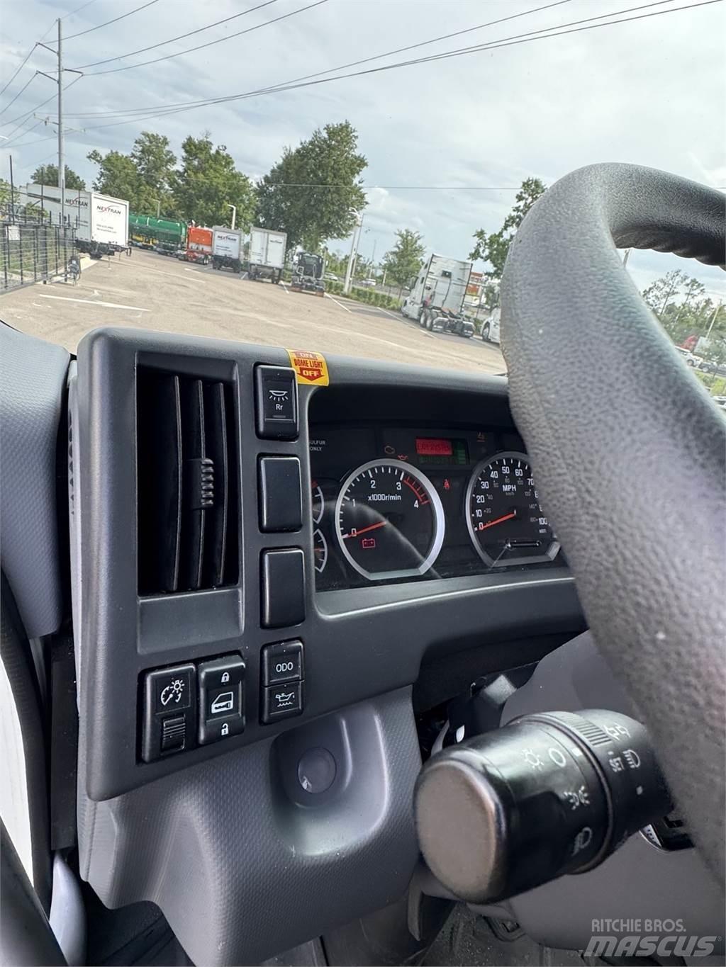 Isuzu FTR Caminhões de caixa fechada