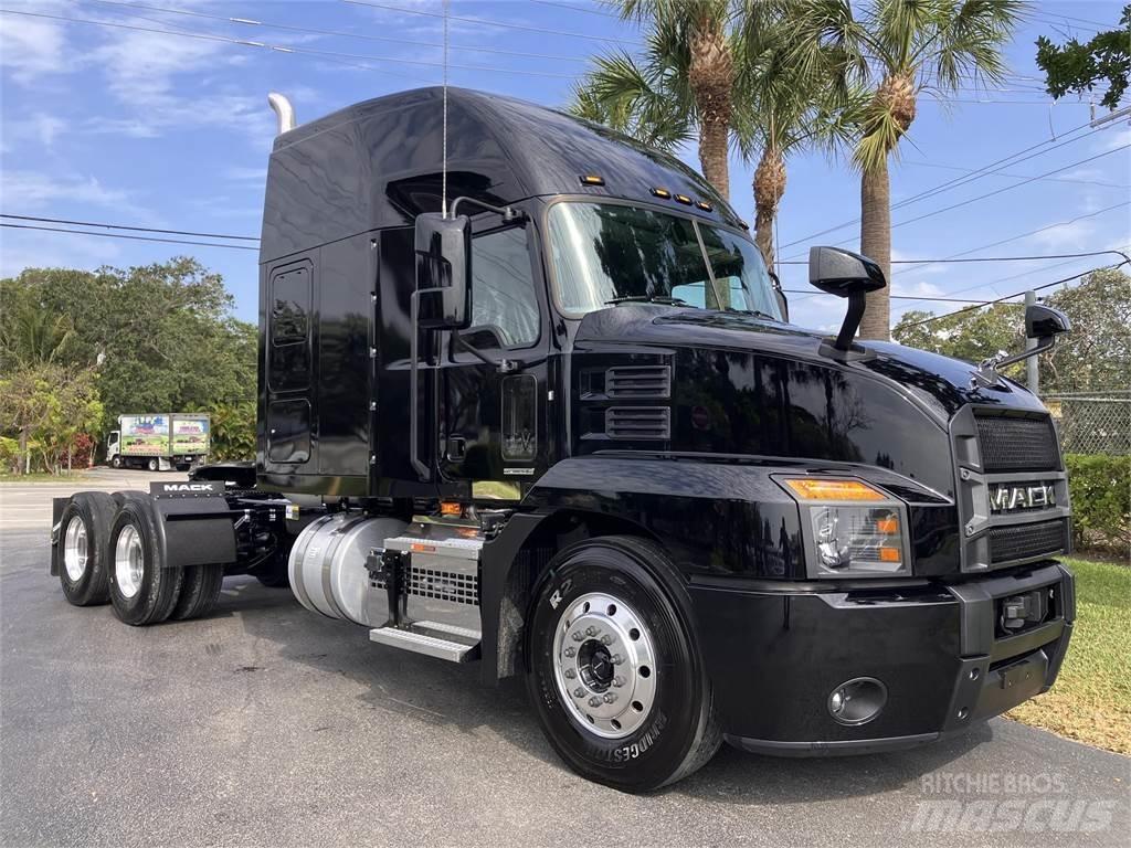 Mack AN64T Cavalos Mecânicos