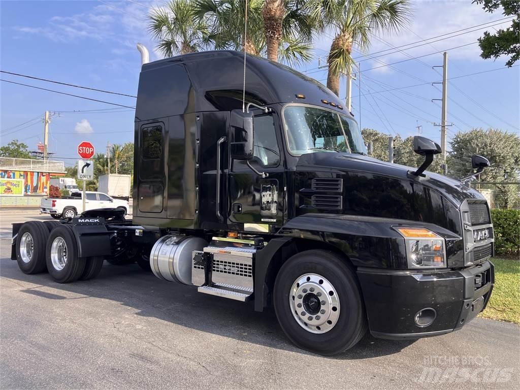 Mack AN64T Cavalos Mecânicos