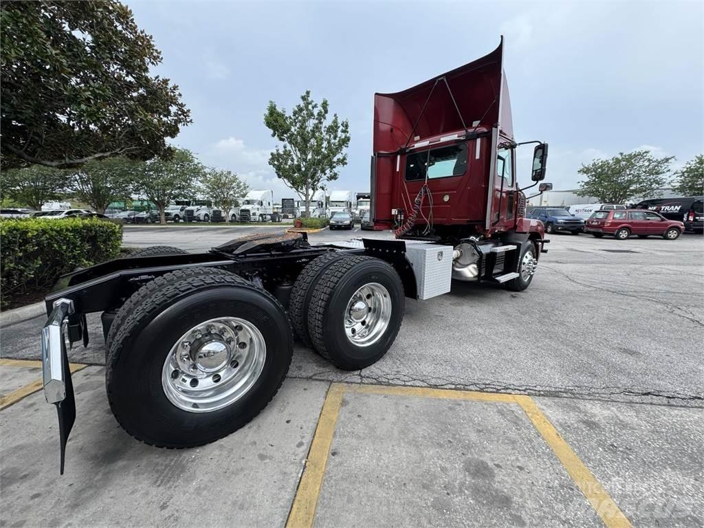 Mack AN64T Cavalos Mecânicos