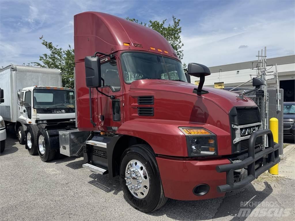 Mack AN64T Cavalos Mecânicos