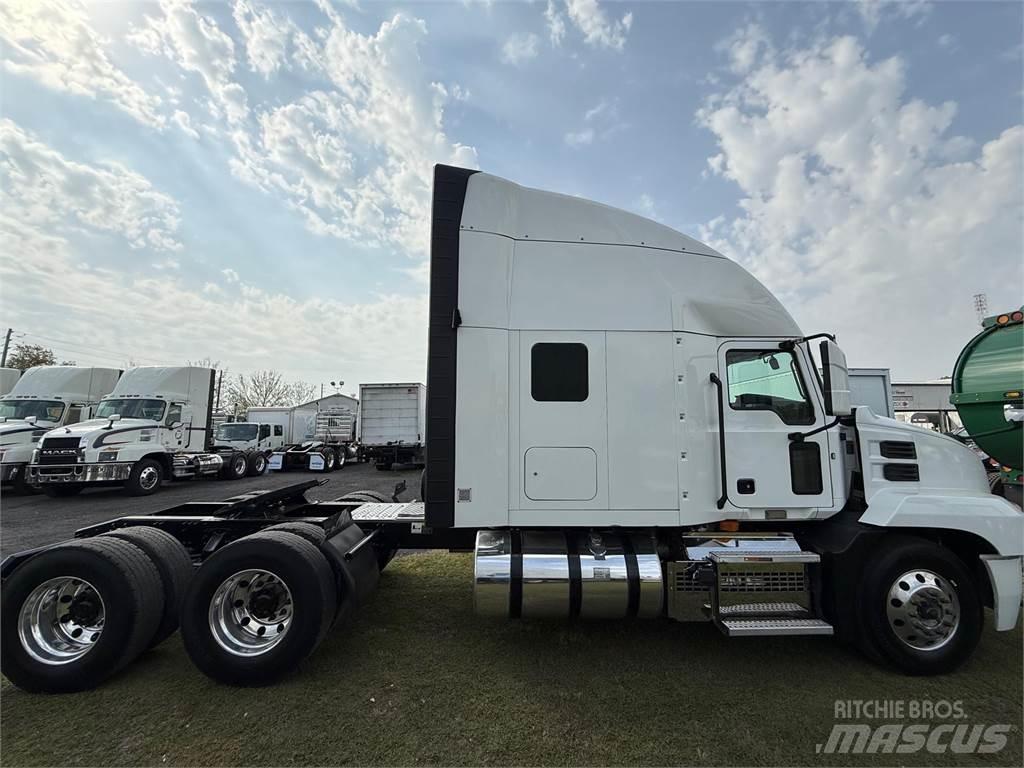 Mack AN64T Cavalos Mecânicos