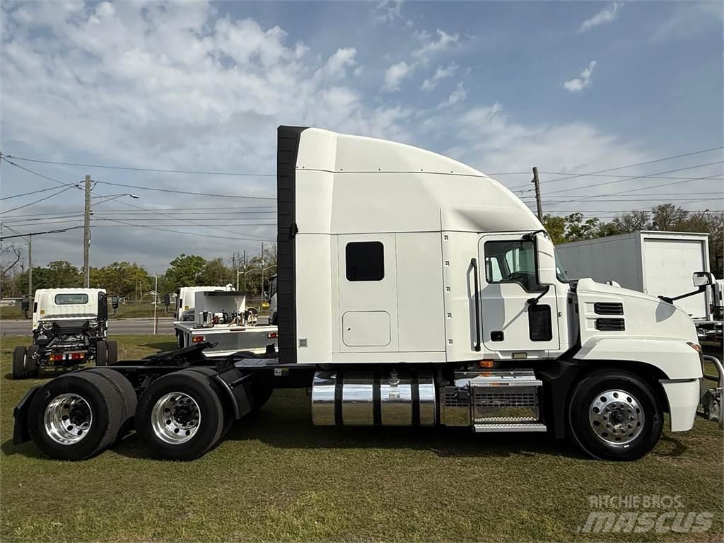 Mack AN64T Cavalos Mecânicos