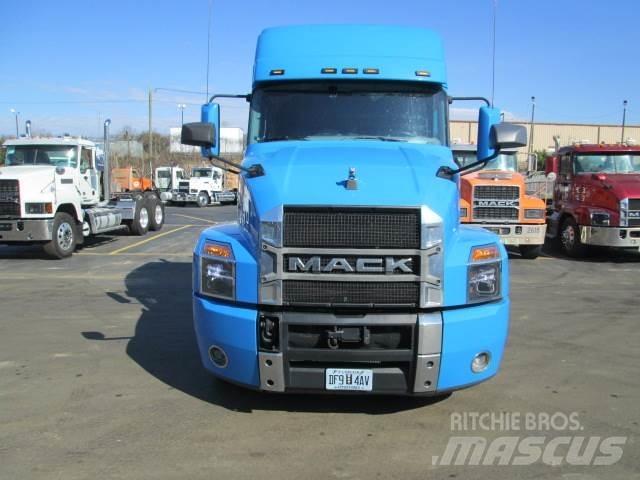 Mack AN64T Cavalos Mecânicos