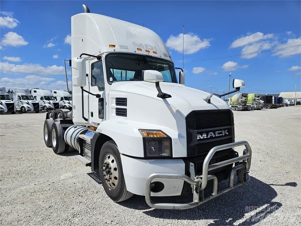 Mack AN64T Cavalos Mecânicos