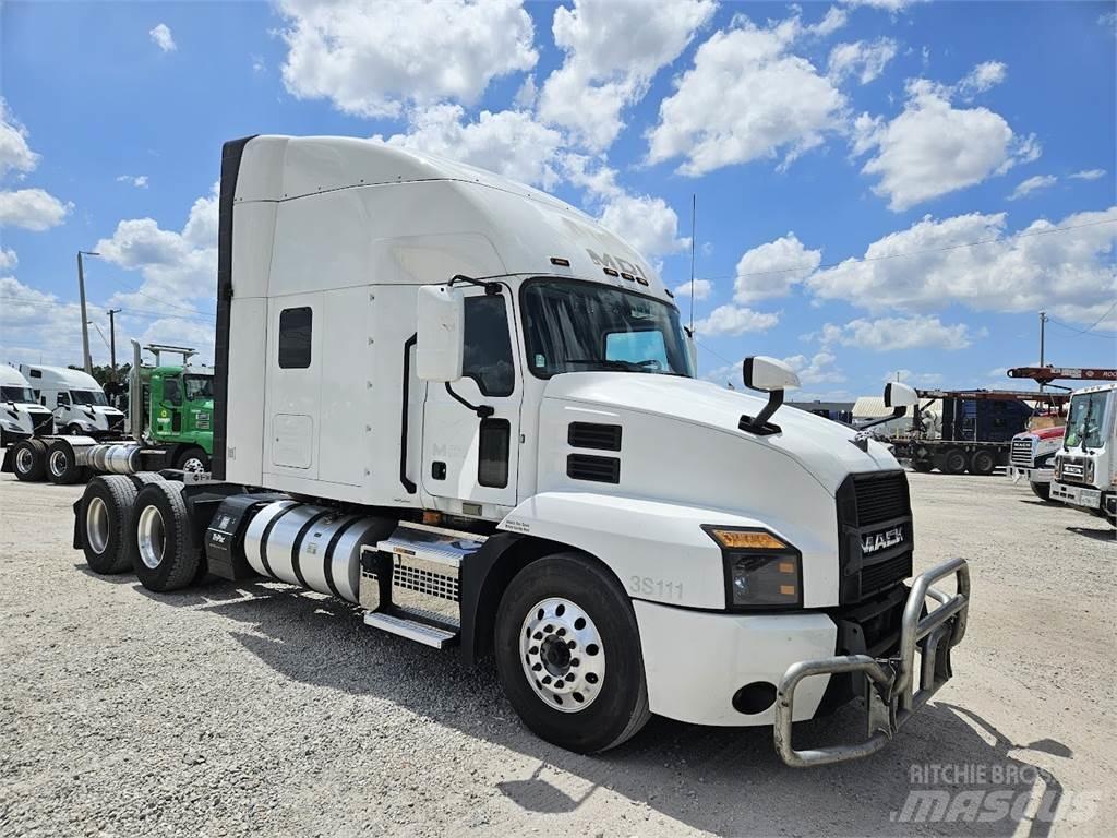 Mack AN64T Cavalos Mecânicos