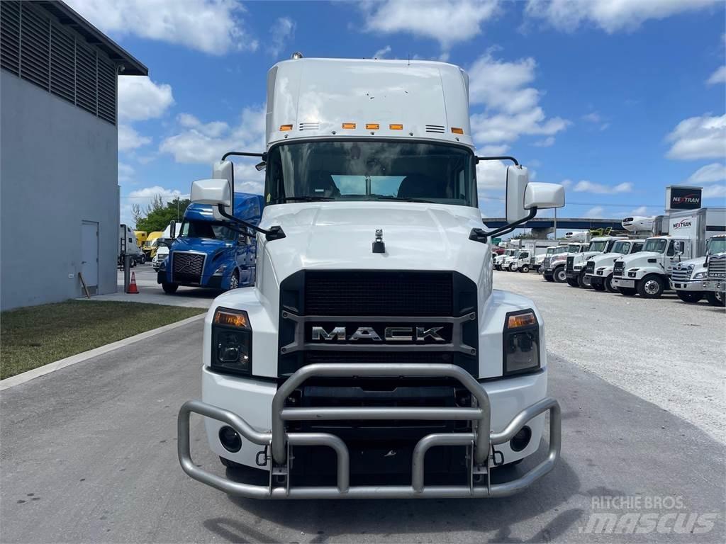 Mack AN64T Cavalos Mecânicos