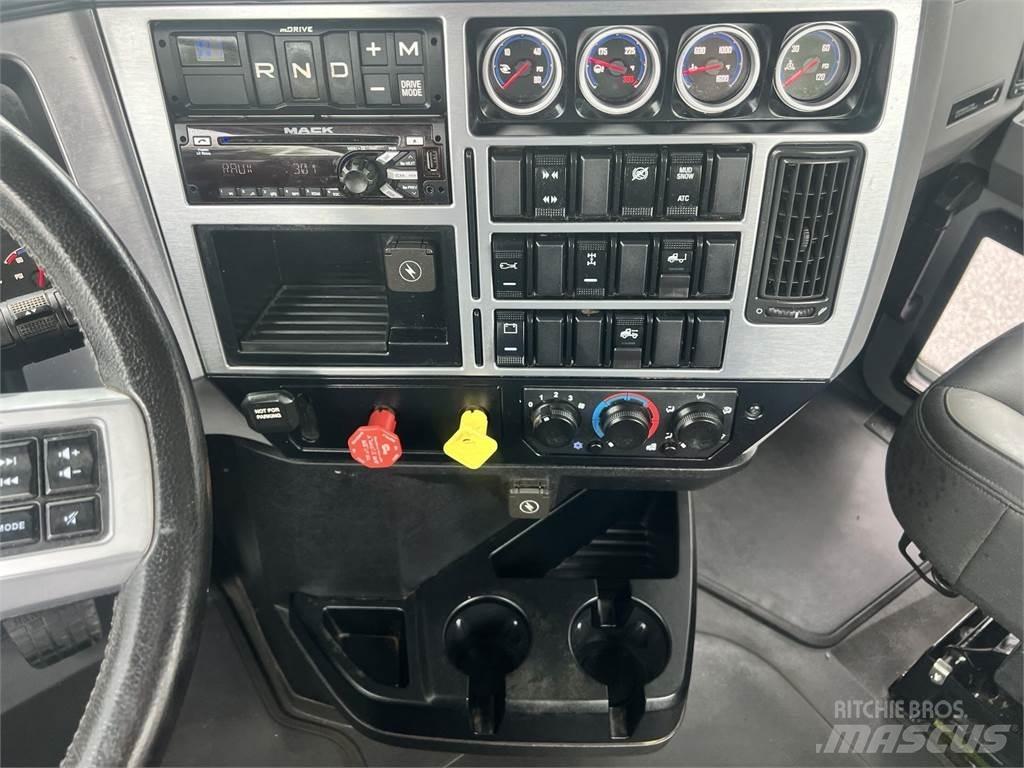Mack AN64T Cavalos Mecânicos