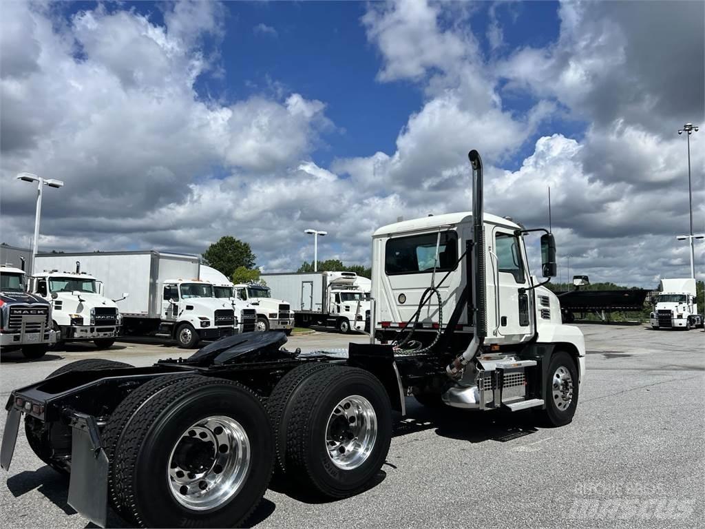 Mack AN64T Cavalos Mecânicos