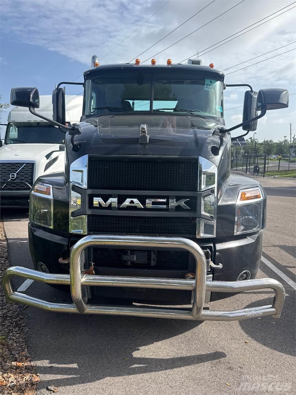Mack AN64T Cavalos Mecânicos